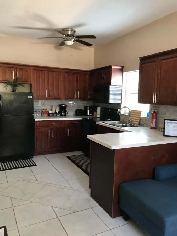 Contactos de Perfect Small Apartment For Rent In Leeward Palms